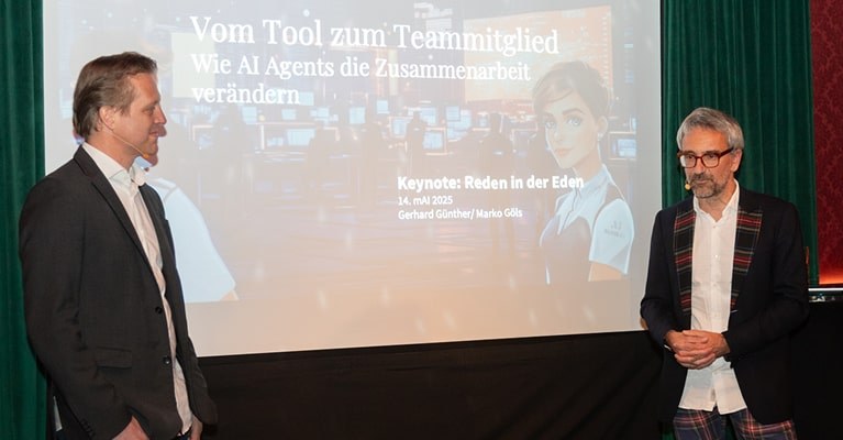 Gerhard Günther und Marko Göls von Digitalsunray Media stehen auf der Bühne bei ihrer Keynote „Vom Tool zum Teammitglied – Wie AI Agents die Zusammenarbeit verändern“ im Rahmen der Eventreihe „Reden in der Eden“. Im Hintergrund ist die Präsentationsfolie mit Titel und Datum sichtbar.