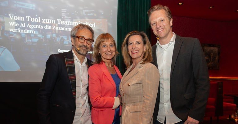 Vier Vortragende posieren gemeinsam beim Event „Reden in der Eden“ in Wien vor einer Präsentationsfolie mit dem Titel „Vom Tool zum Teammitglied – Wie AI Agents die Zusammenarbeit verändern.“